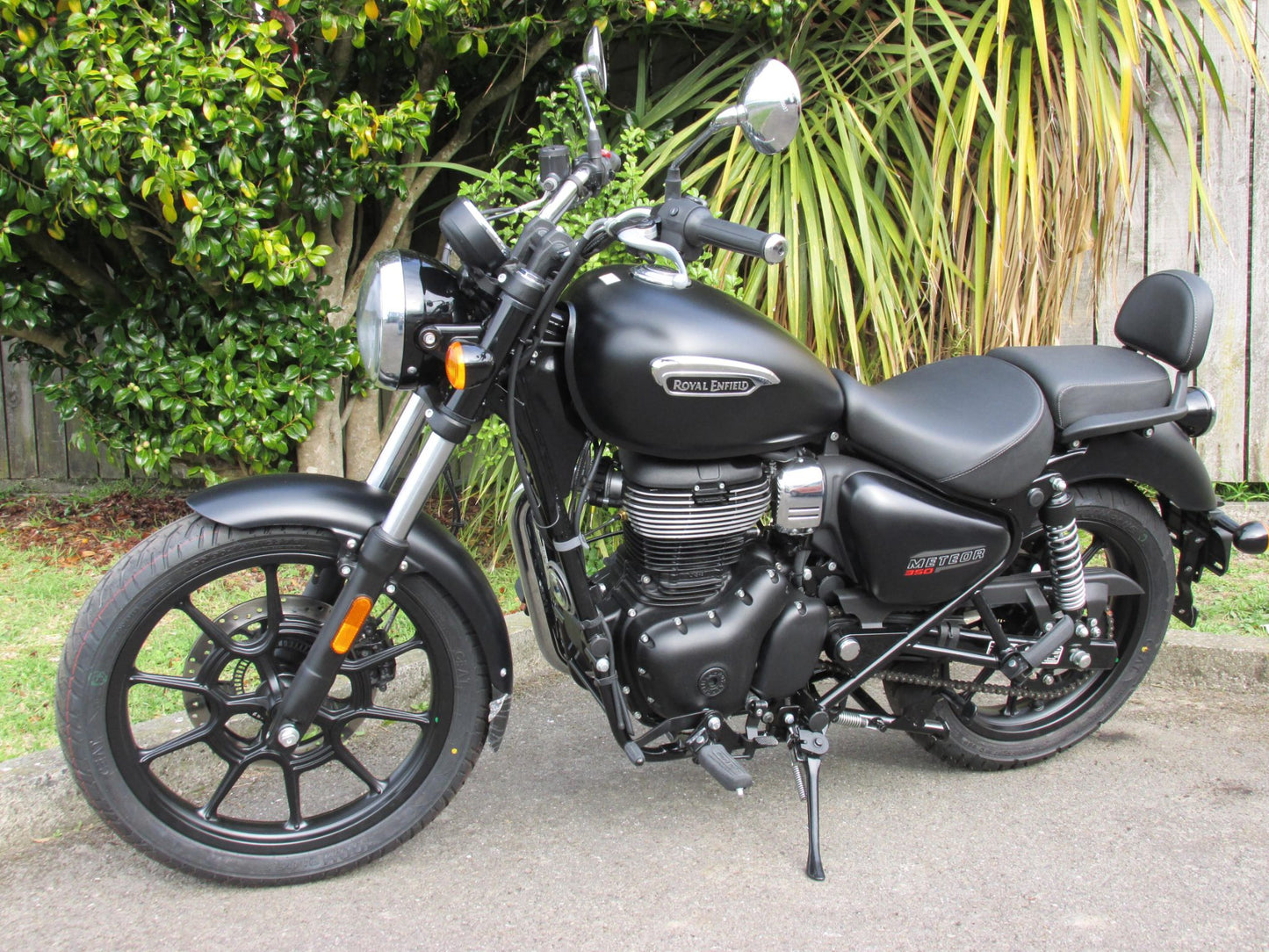 Meteor 350 - Stellar Black